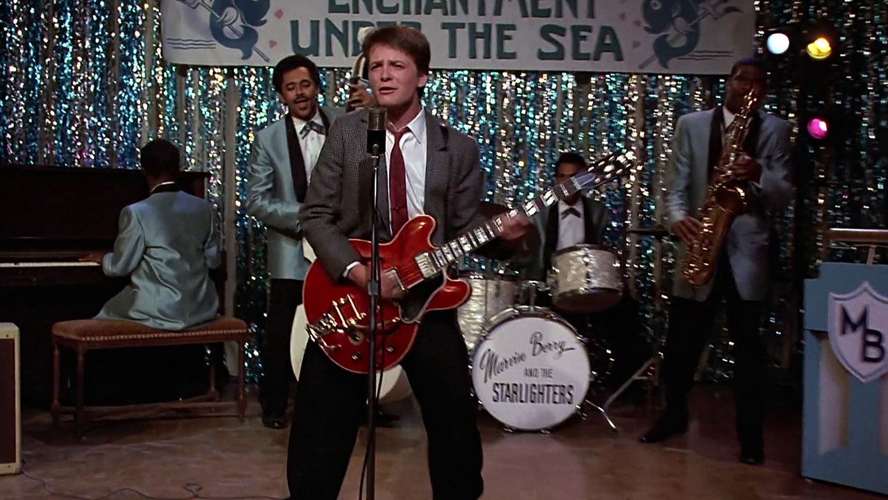 Hier sieht man wie Michael J. Fox mit Coldplay das Kultlied aus Zurück in die Zukunft performt!