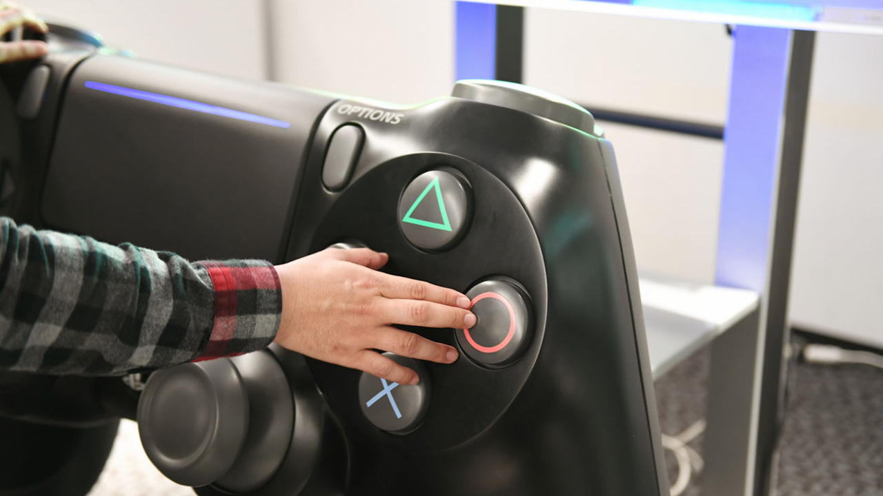 Dieser übergroße PlayStation 4 Controller würde sich gut in meiner Wohnung machen!